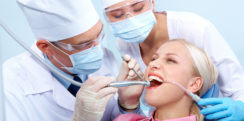 <span style="font-weight: bold; text-decoration: underline;"><a href="/hirurgiya" target="_self">ХИРУРГИЧЕСКАЯ СТОМАТОЛОГИЯ</a></span>
Операции по сохранению зубов, подсадка костной ткани, имплантация зубов, а также всевозможные эстетические операции в пародонтологии. Всевозможные операции, от удаления зубов до хирургических операций.